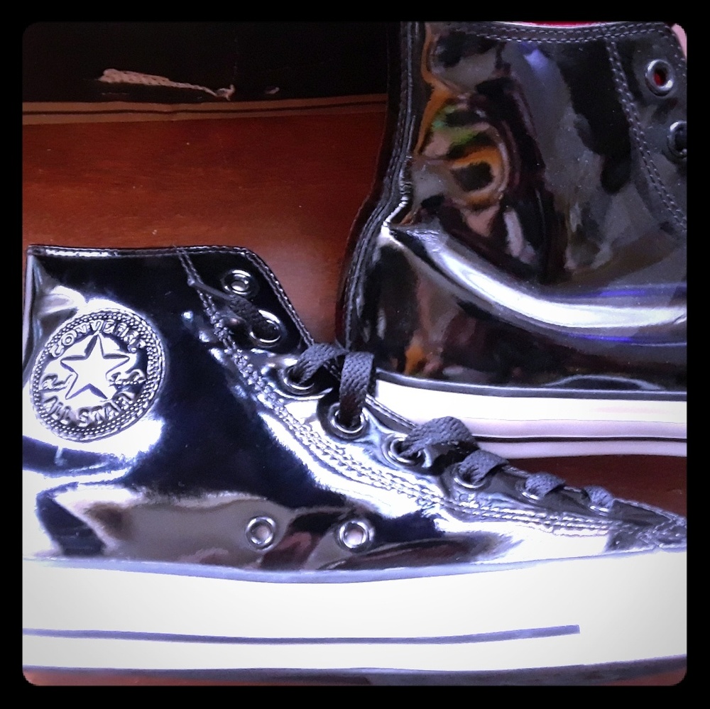 CONVERSE High Tops - Mens sz: 8.5 (Brand New!!)